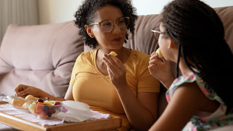 Mujer-Y-Niña-Comiendo-Fruta